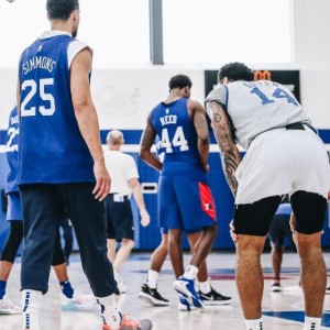 风波过后西蒙斯归队首训 76人全队扮演“成年人”